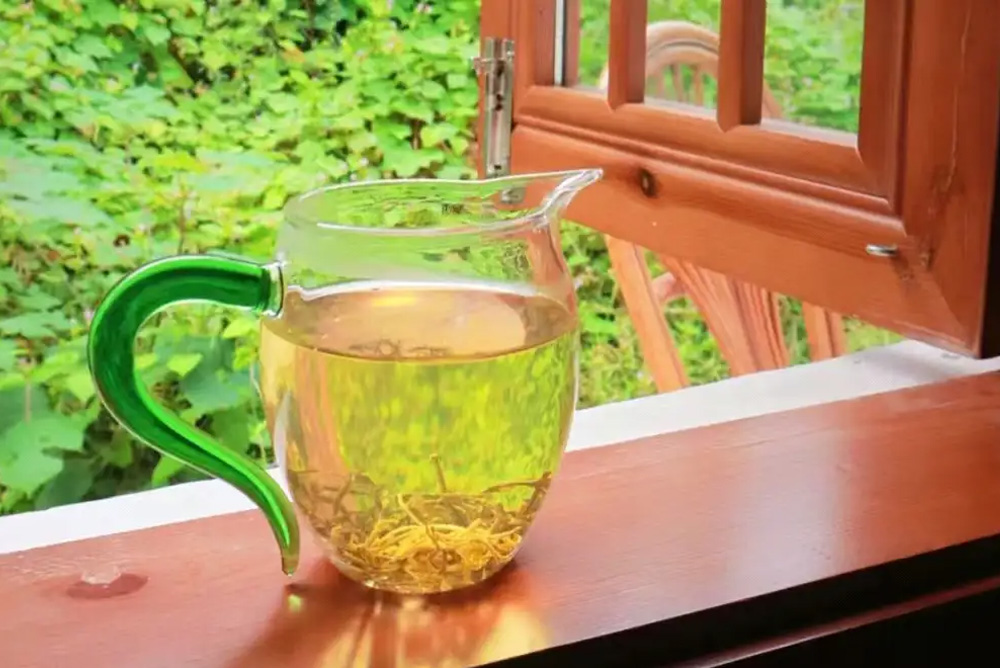 Why Does Vine Tea Sometimes Turn Red When Brewed?